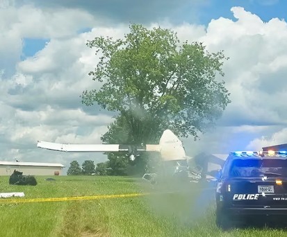 Die Twin Otter liegt im Gras des Tullahoma Regional Airport: Nur Verletzte, keine Toten.