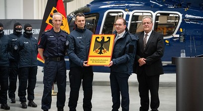 Bundesinnenminister Alexander Dobrindt (Mitte) bei der Indienststellung der neuen Drohnenabwehreinheit: An acht Flughäfen werden Detektionsanlagen installiert