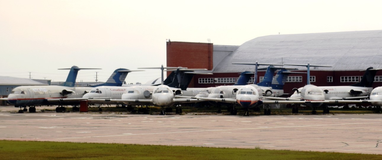 Die ehemalige Fokker 28 Flotte von Canadian Regional am Flughafen Saskatoon: Die Flugzeuge wurden zerlegt.