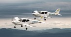 Zwei Cirrus Trac10 in der Luft: Das neue Trainingsflugzeug soll ab 2027 ausgeliefert werden.