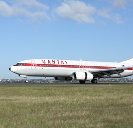 Boeing 737-800 von Qantas mit Retro-Bemalung: Auch die australische Airline fand Risse.
