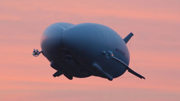 Der Airlander wird bis zu 50 Tonnen Nutzlast transportieren können und soll nächstes Jahr zum ersten Mal fliegen.