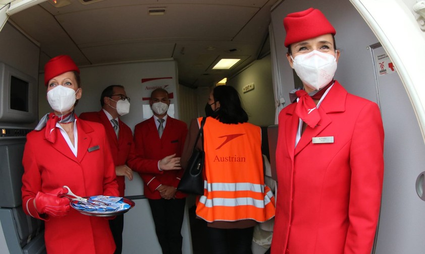 Flugbegleiter und Flugbegleiterinnen begrüßten die Impfwilligen an Bord einer Boeing 777.