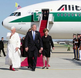 Der Papst bei einem USA-Besuch im Jahr 2008 mit dem damaligen Präsidenten George W. Bush und seiner Frau Laura.