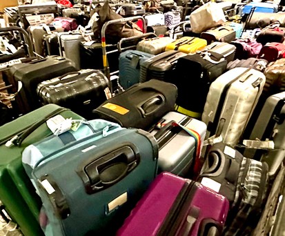 Koffer-Stau am Flughafen Zürich: Die Berge sollen bald abgebaut sein.