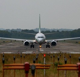 Eine Boeing 737-800 der Aeroitalia: Die junge Fluggesellschaft kämpft um PSO-Flüge.