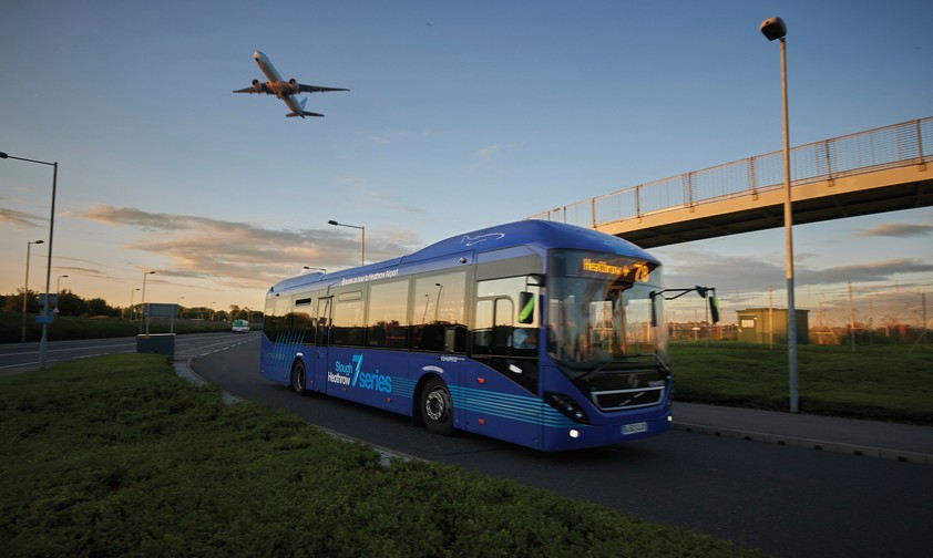 Bus in Heathrow: Der Flughafen will, dass Passagiere vermehrt mit dem öffentlichen Verkehr anreisen.