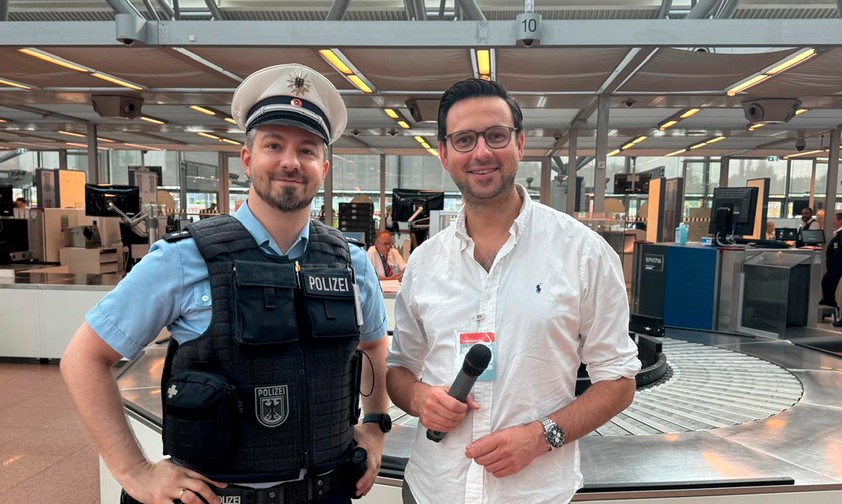 Jan Stephan (links) Polizeioberkommissar der Bundespolizei am Hamburger Flughafen und Reporter Christopher Scheffelmeier: «Obowhl die Langeweile selten aufkommt».