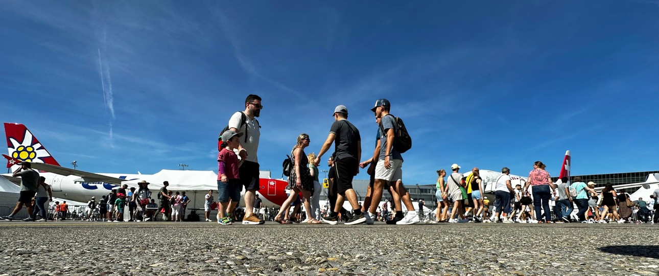 Bei schönstem Wetter zog das Flughafest Zehntausende Zuschauerinnen und Zuschauer an.