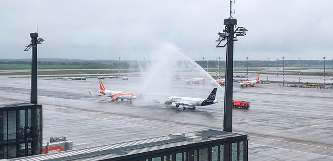 Auf dem Vorfeld wurden beide Flieger mit einer Wasserfontäne begrüßt.