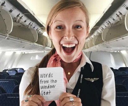 Die 22-jährige Flugbegleiterin Taylor Tippett muntert mit den versteckten Botschaften im Flugzeugfach ihre Passagiere und sich selbst auf.