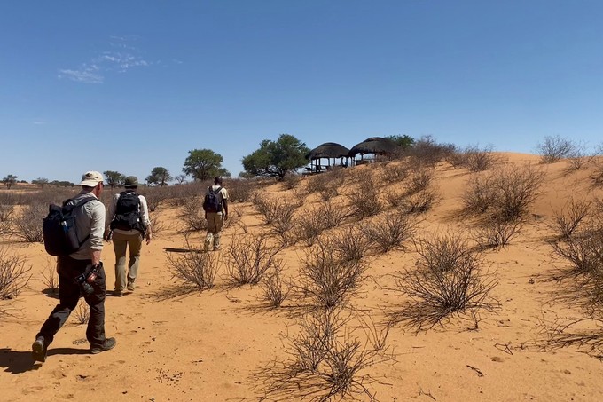 Auf der Anhoehe wartet bereits das Mittagessen