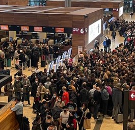 Schlange am Flughafen BER: Nach einem Feueralarm mussten alle noch einmal durch die Sicherheitskontrolle.
