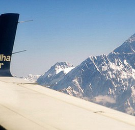 Everest-Rundflug von Buddha Air: Landung bei schlechtem Wetter.