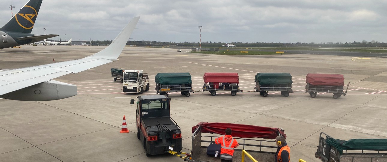 Gepäck wird aus einem Flieger am Flughafen Düsseldorf ausgeladen (Archivbild): War dieses Wochenende eine Herausforderung.