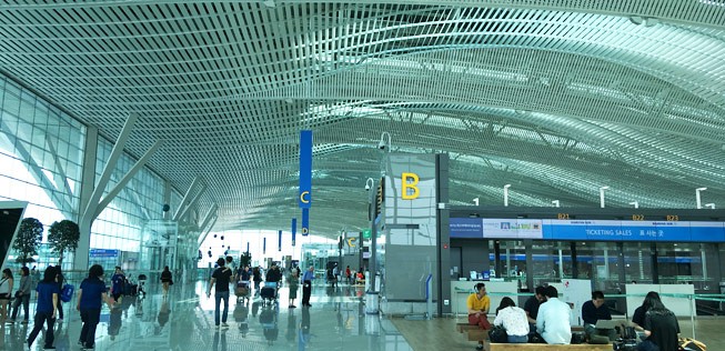 Terminal 2 des Incheon Airport: Die Decke erinnert von der Form her an Wellen und lässt viel Licht hinein.