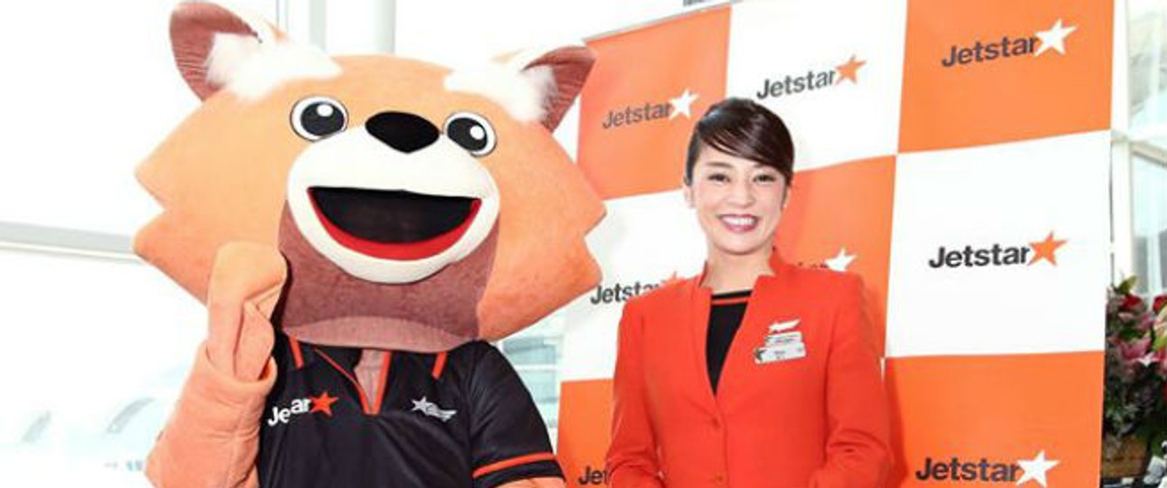 Jetstar-Mitarbeiterin mit Maskottchen: Kein Freudentanz in Hongkong.