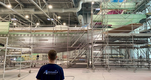 ... hier vor dem Jet selber. Das Heck des Airbus A320, auf dem noch die Eurowings-Farben zu sehen sind.