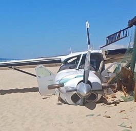 Die verunfallte Cessna 208 B am Strand. Bei Notlandung in Hütte gekracht.