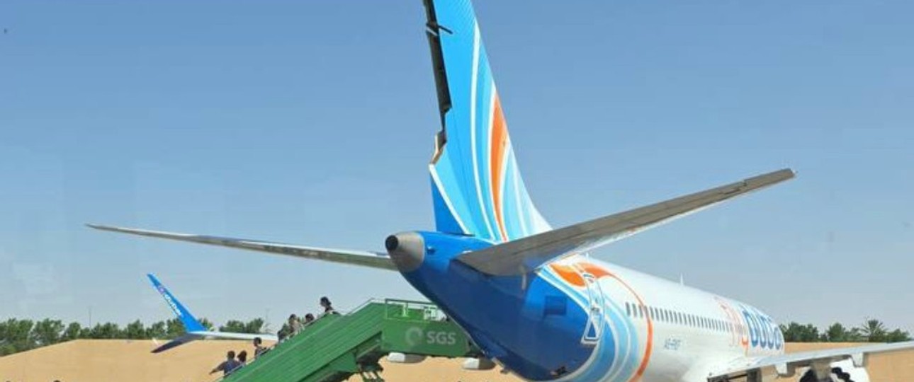 Die Boeing 737 Max von Flydubai nach der Landung in Saudi-Arabien: Schaden am Heck zu sehen.