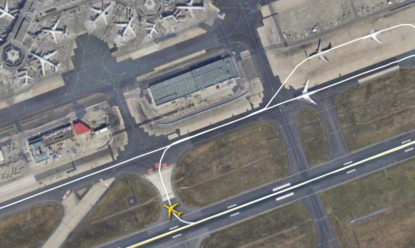 Der A340 (in Gelb), wie er von der Piste rollt: Erst im zweiten Versuch startete er.