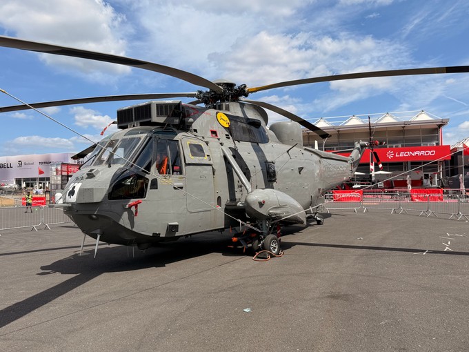 Auch zu sehen der historische Westland WS-61 Sea King.