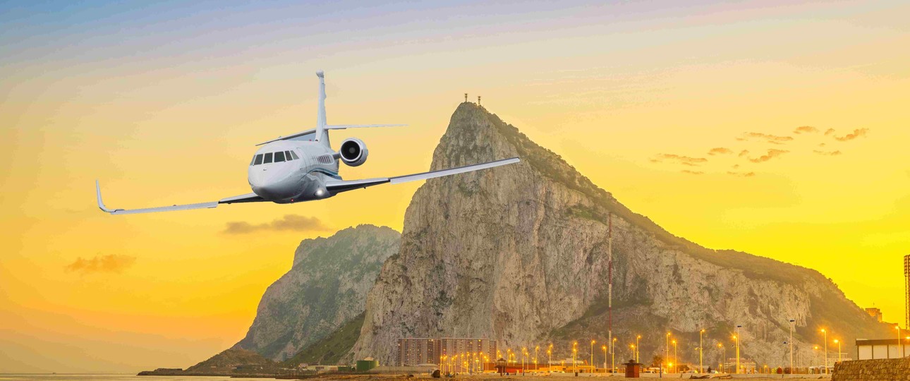 Businessjet vor dem Felsen von Gibraltar: Das britische Territorium baut ein eigenes Flugzeugregister auf.