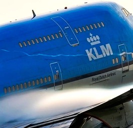 Boeing 747-400 von KLM: In Toronto auf Auto gerollt.
