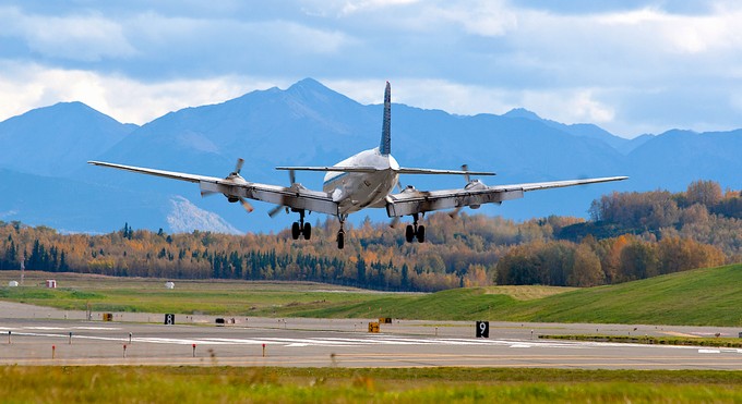 Jahrelang im Frachteinsatz in Alaska – Everts DC-6 kurz vor der Landung in Anchorage.