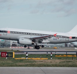 Schlichter, klassischer und sehr eleganter Look: Der Airbus A319 mit dem Kennzeichen G-EUPJ ...