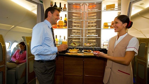 Der A380 setzt neue Maßstäbe bei Emirates. First-Class-Passagiere können sich an der Bar in der Mitte treffen.