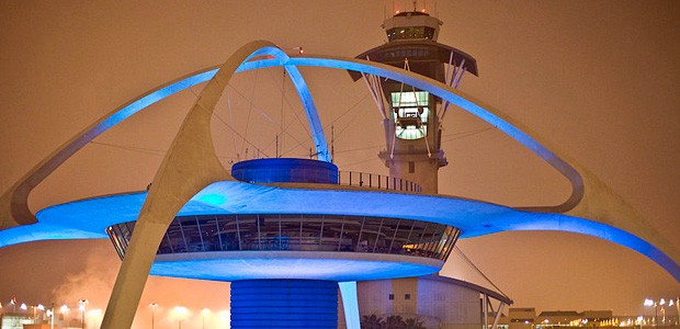 Restaurant und Tower in LAX: Kaputte Start- und Landebahn.