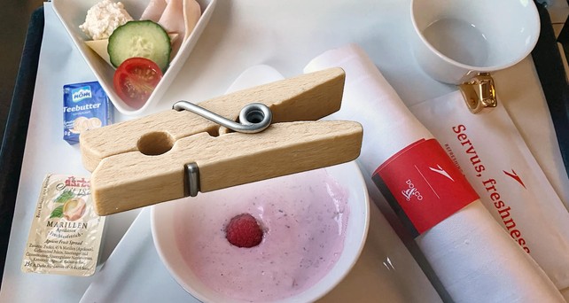 Die Servietten-Klammer in der Business Class von Austrian Airlines: Kleine Klammer, viele Fans.