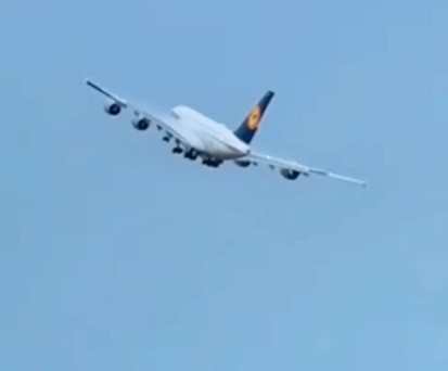Airbus A380 von Lufthansa: Ein Kapitän winkte mit den Tragflächen.