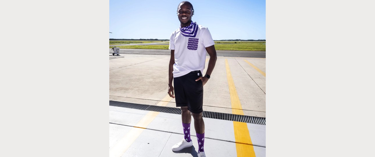 Shorts, Tuch, Sneaker. So sieht eine Variante der Bonza-Uniform aus.