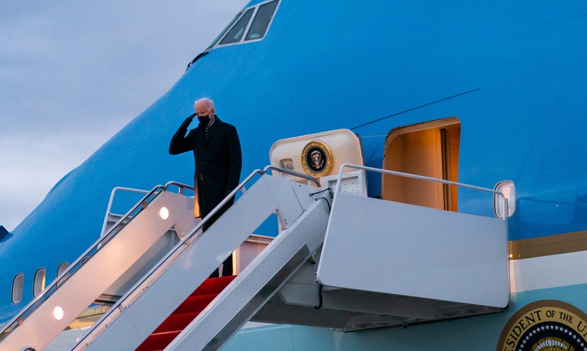... Präsident an Bord, wie hier Joe Biden, wird das Flugzeug dadurch zur Air Force One.