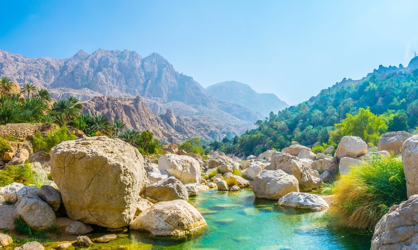 Zwischen Bergen, Wadis und Wüste zeigt Oman ganz unterschiedliche Seiten.