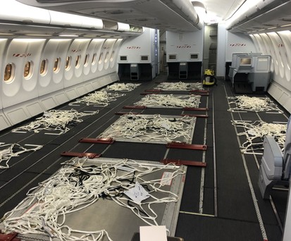 Die umgebaute Kabine des A330: Wo eigentlich die Business Class ist, ist nun Platz für Waren.