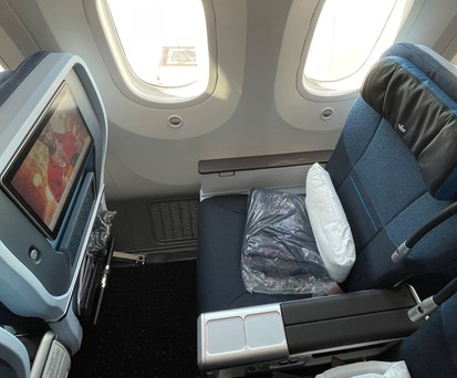Der Sitz in der Premium Economy von KLM: Viel Platz und viel Komfort.