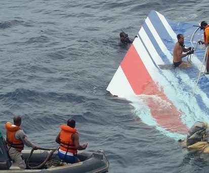 Ein Bild, das inzwischen zum Symbol für Unglücksflug AF 447 wurde: Leitwerk des abgestürzten Airbus A330 im Atlantik.