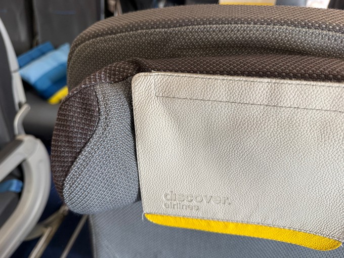 Der Sitz weist eine Kopfstütze mit knickbaren Enden auf.