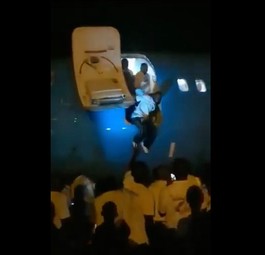 Sprung aus der Boeing 737-800 von Air Congo: Riskant.