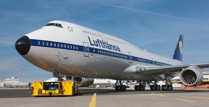 lufthansa boeing 747 8 d abyt retro