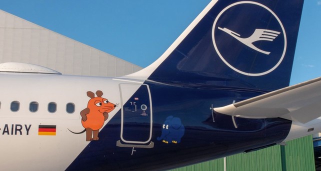 Airbus A321 D-AIRY von Lufthansa: Ist mit Maus und Elefant geschmückt.