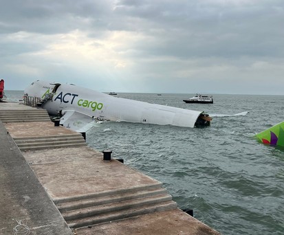 Die Boeing 747 von Air ACT im Wasser: Die Crew überlebte.