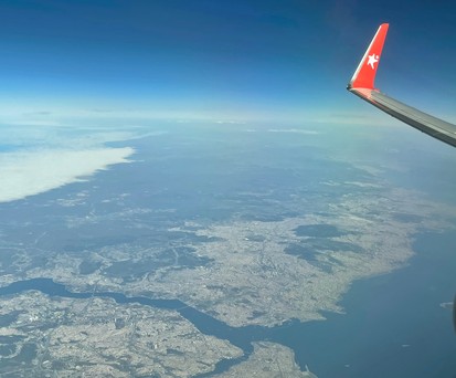 Blick aus einem Corendon-Flieger: Ab 18 deutschen Flughäfen möglich.