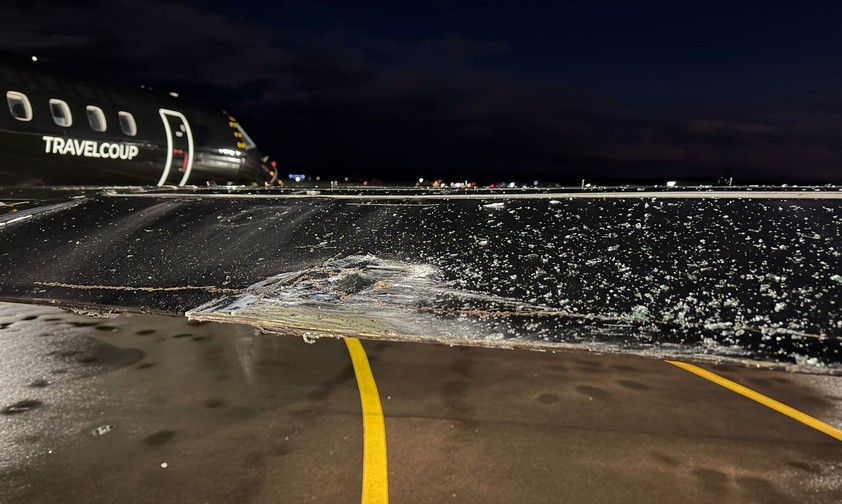 Embraer ERJ-135 von Travelcoup: Das Flugzeug ist mit einem Bodenfahrzeug kollidiert.