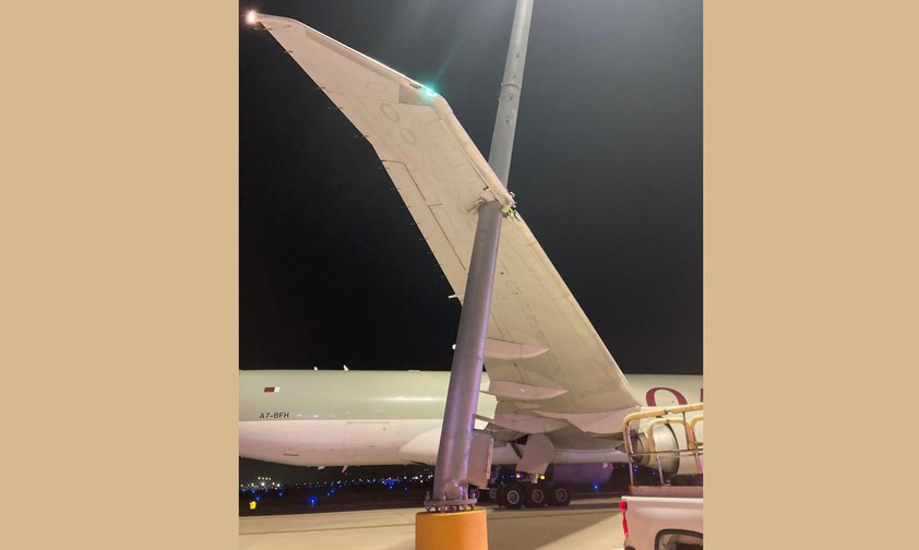 Beschädigte Boeing 777 F: Ups, da war etwas im Weg.