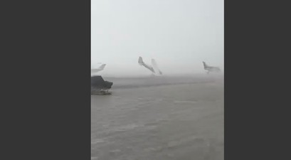 Sturm am Flughafen Forli: Flugzeuge umgedreht.
