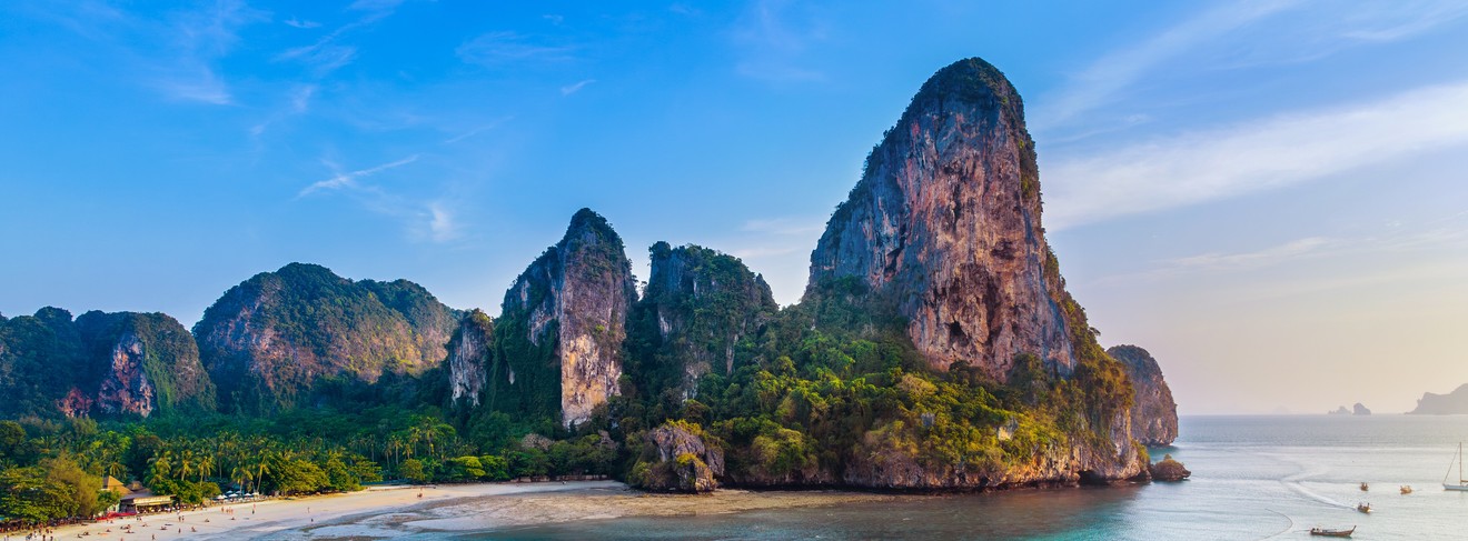 Longtailboote in der Bucht von Krabi